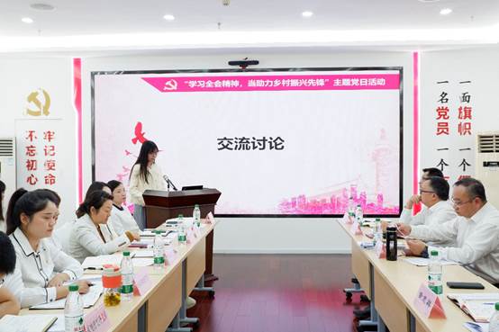 图片包含 室内, 桌子, 男人, 女人
描述已自动生成