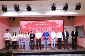 一群人站在台上
AI 生成的内容可能不正确。
