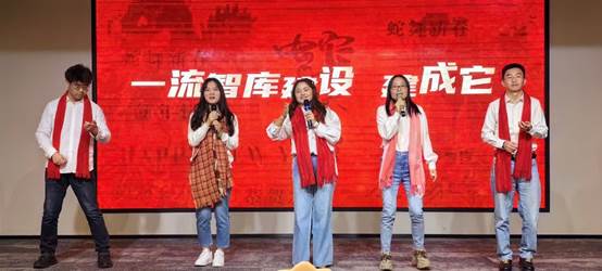 一群穿着红色衣服的人站在一起
AI 生成的内容可能不正确。
