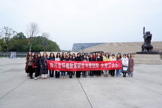 一群人站在马车旁
AI 生成的内容可能不正确。